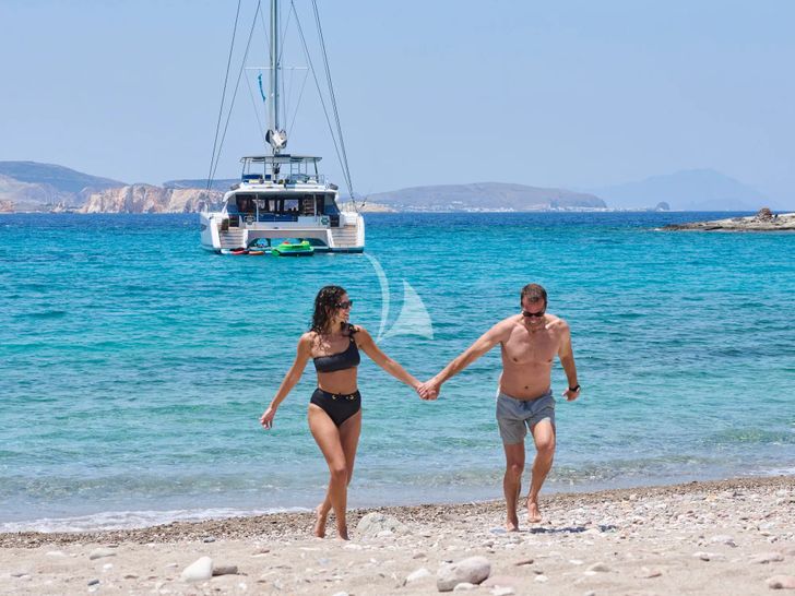 APHAEA Fountaine Pajot Alegria 67 - guests on the beach APHAEA Fountaine Pajot Alegria 67 - guests on the beach