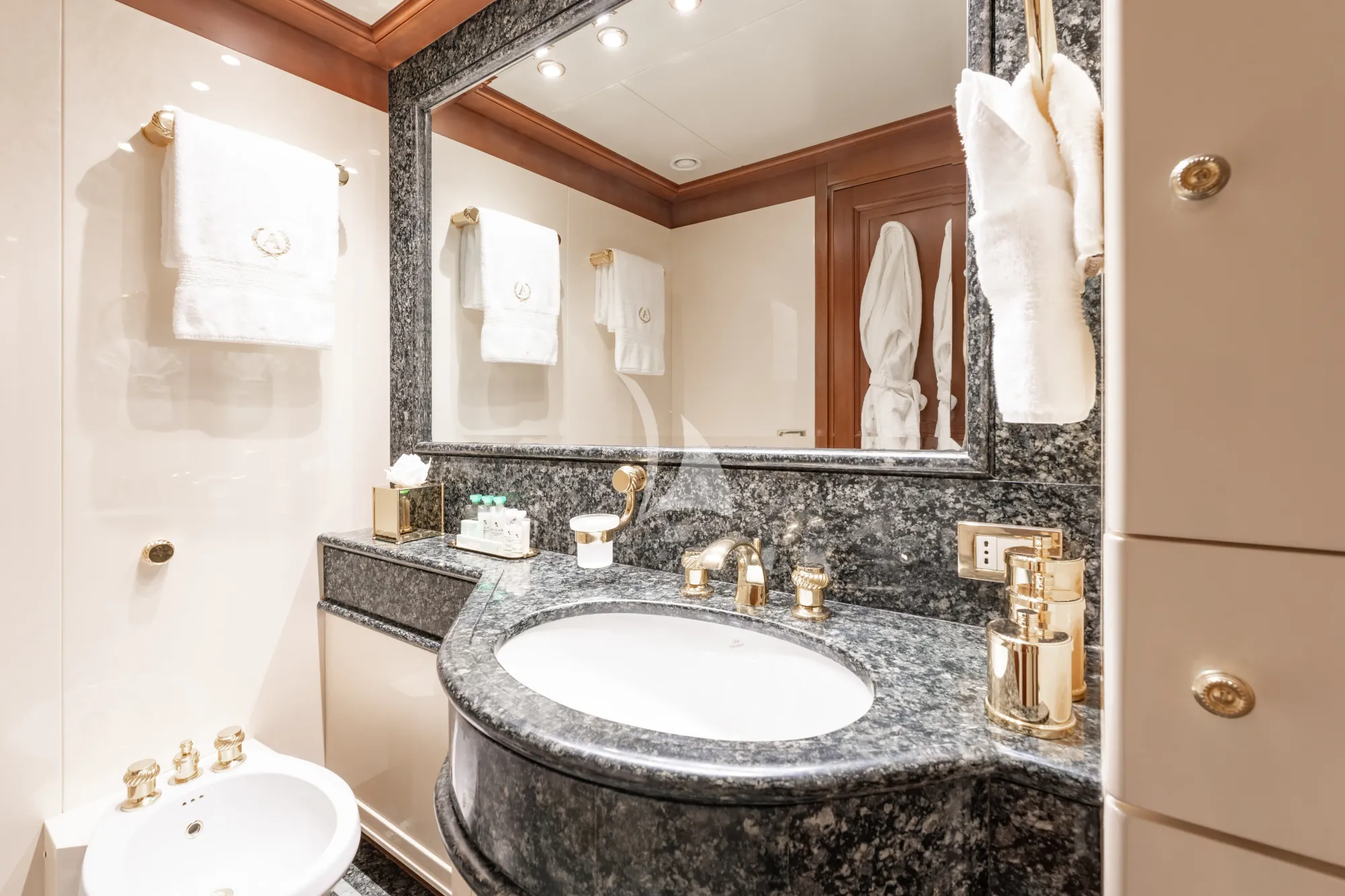 Charter Yacht APOGEE - Codecasa 62m - 6 Cabins - Cannes - St Tropez - Nice - Antibes - French Riviera - Monaco