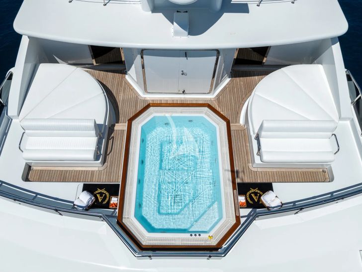 APOGEE Codecasa 62m - sundeck jacuzzi APOGEE Codecasa 62m - sundeck jacuzzi