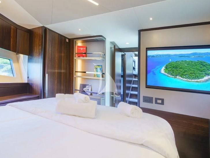 APOLLO Sunseeker Manhattan 68 - VIP cabin TV APOLLO Sunseeker Manhattan 68 - VIP cabin TV