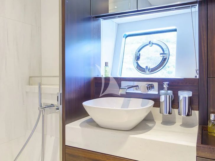 APOLLO Sunseeker Manhattan 68 - VIP cabin bathroom APOLLO Sunseeker Manhattan 68 - VIP cabin bathroom