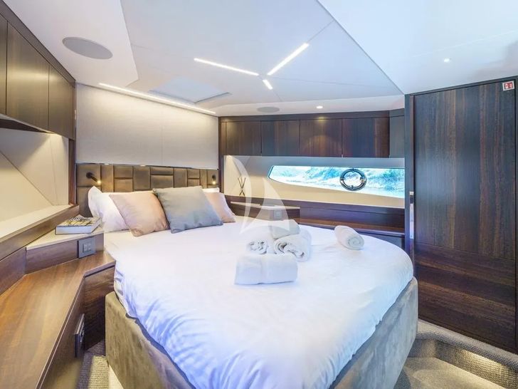 APOLLO Sunseeker Manhattan 68 - VIP cabin wide shot APOLLO Sunseeker Manhattan 68 - VIP cabin wide shot