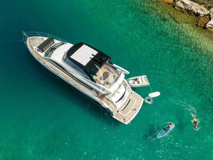 APOLLO Sunseeker Manhattan 68 - anchored aerial shot APOLLO Sunseeker Manhattan 68 - anchored aerial shot