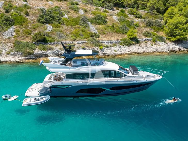 APOLLO Sunseeker Manhattan 68 - anchored side profile APOLLO Sunseeker Manhattan 68 - anchored side profile