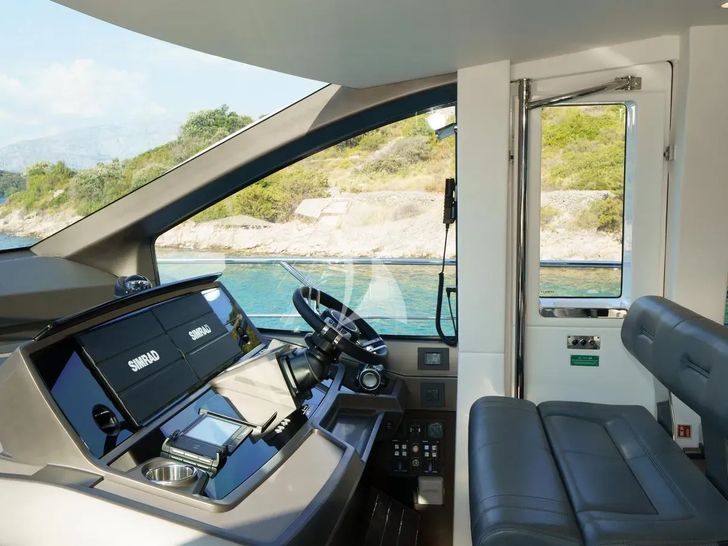 APOLLO Sunseeker Manhattan 68 - cockpit APOLLO Sunseeker Manhattan 68 - cockpit