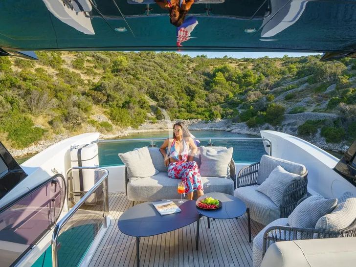 APOLLO Sunseeker Manhattan 68 - flybridge aft seating APOLLO Sunseeker Manhattan 68 - flybridge aft seating