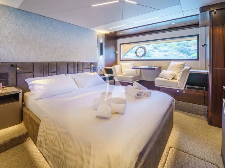 APOLLO Sunseeker Manhattan 68 - master cabin APOLLO Sunseeker Manhattan 68 - master cabin
