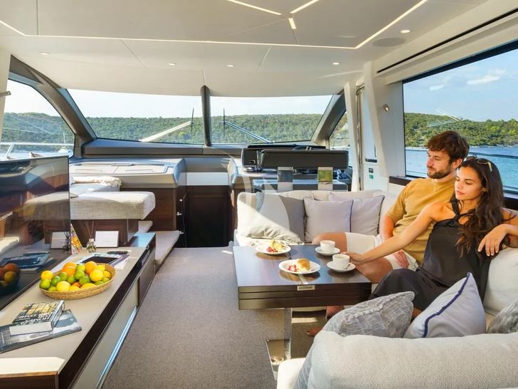 APOLLO Sunseeker Manhattan 68 - saloon with TV APOLLO Sunseeker Manhattan 68 - saloon with TV