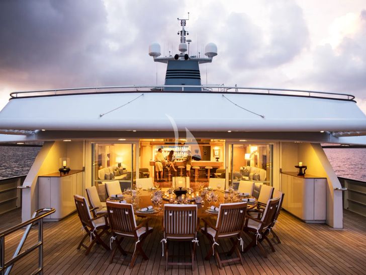 AQUA BLU Brooke Marine 60m - alfresco dining set up AQUA BLU Brooke Marine 60m - alfresco dining set up