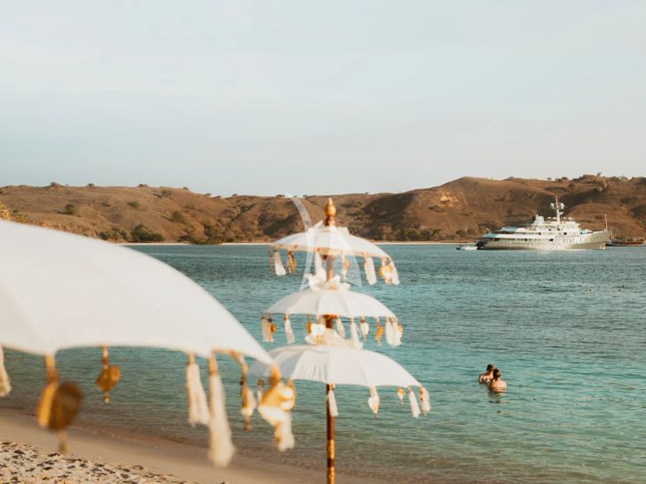 AQUA BLU Brooke Marine 60m - anchored by the beach AQUA BLU Brooke Marine 60m - anchored by the beach
