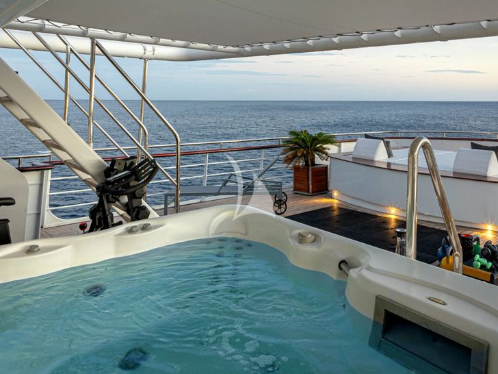 AQUA BLU Brooke Marine 60m - flybridge jacuzzi AQUA BLU Brooke Marine 60m - flybridge jacuzzi