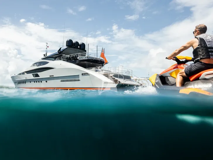 AQUANOVA Palmer Johnson 150 - jet skiing AQUANOVA Palmer Johnson 150 - jet skiing