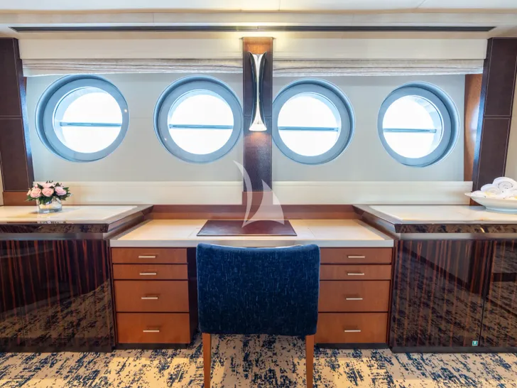 AQUANOVA Palmer Johnson 150 - master cabin vanity AQUANOVA Palmer Johnson 150 - master cabin vanity