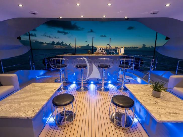 AQUANOVA Palmer Johnson 150 - sundeck bar lounge AQUANOVA Palmer Johnson 150 - sundeck bar lounge