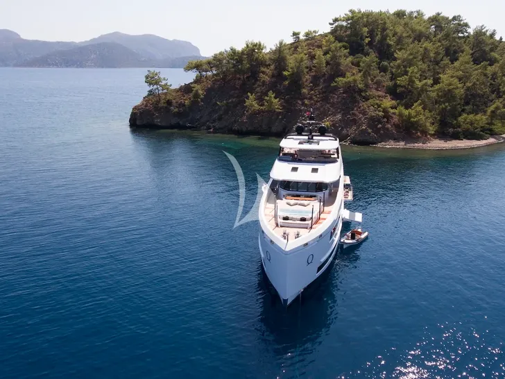 AQUARIUS Mengi Yay Yacht 45m - anchored bow view AQUARIUS Mengi Yay Yacht 45m - anchored bow view