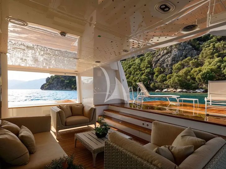 AQUARIUS Mengi Yay Yacht 45m - beach club AQUARIUS Mengi Yay Yacht 45m - beach club