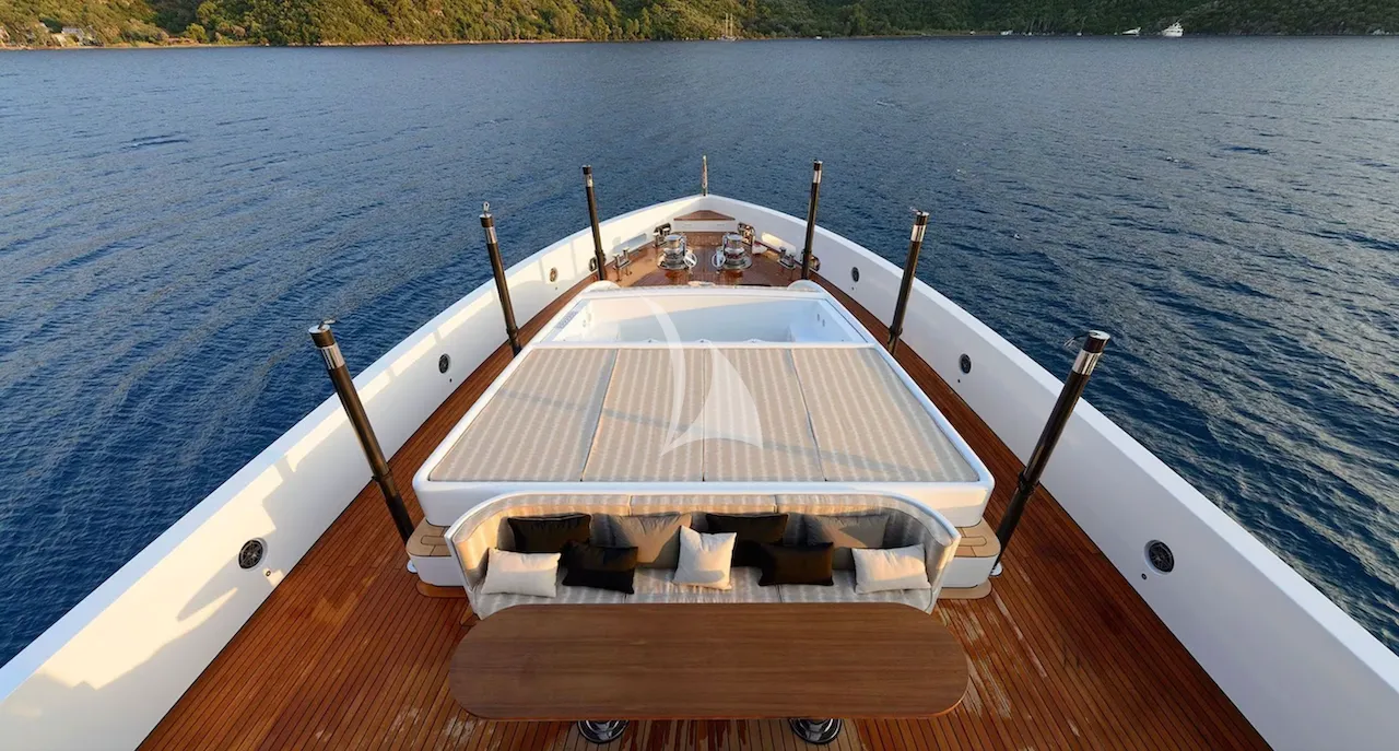 AQUARIUS Mengi Yay Yacht 45m - foredeck lounge and sunbathing area