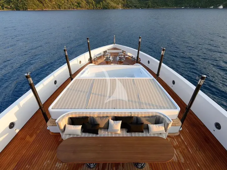 AQUARIUS Mengi Yay Yacht 45m - foredeck lounge and sunbathing area AQUARIUS Mengi Yay Yacht 45m - foredeck lounge and sunbathing area
