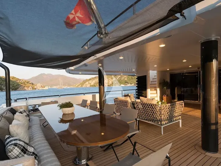 AQUARIUS Mengi Yay Yacht 45m - main aft deck alfresco dining area AQUARIUS Mengi Yay Yacht 45m - main aft deck alfresco dining area