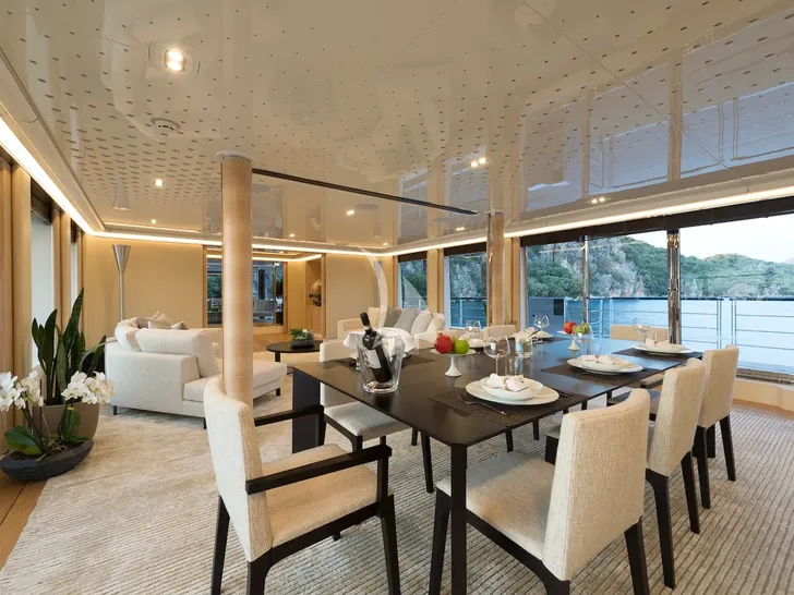 AQUARIUS Mengi Yay Yacht 45m - main dining area AQUARIUS Mengi Yay Yacht 45m - main dining area