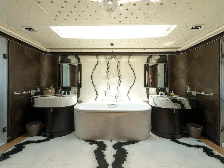 AQUARIUS Mengi Yay Yacht 45m - master cabin bathroom AQUARIUS Mengi Yay Yacht 45m - master cabin bathroom
