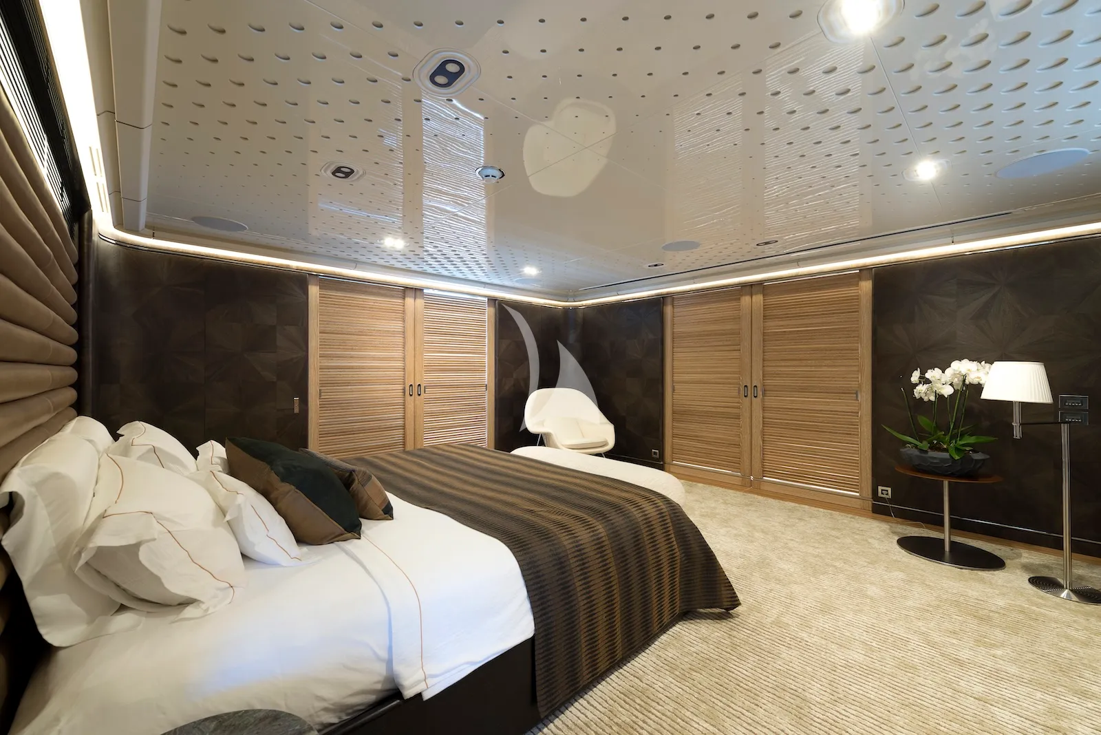AQUARIUS Mengi Yay Yacht 45m - master cabin bed