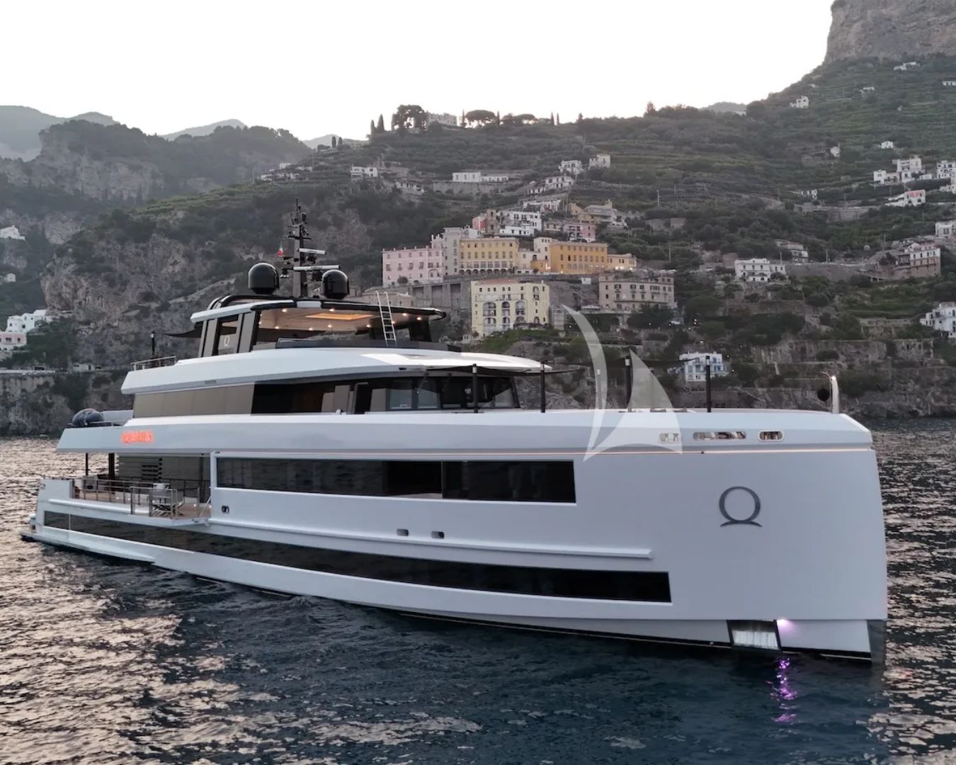 AQUARIUS Mengi Yay Yacht 45m - profile