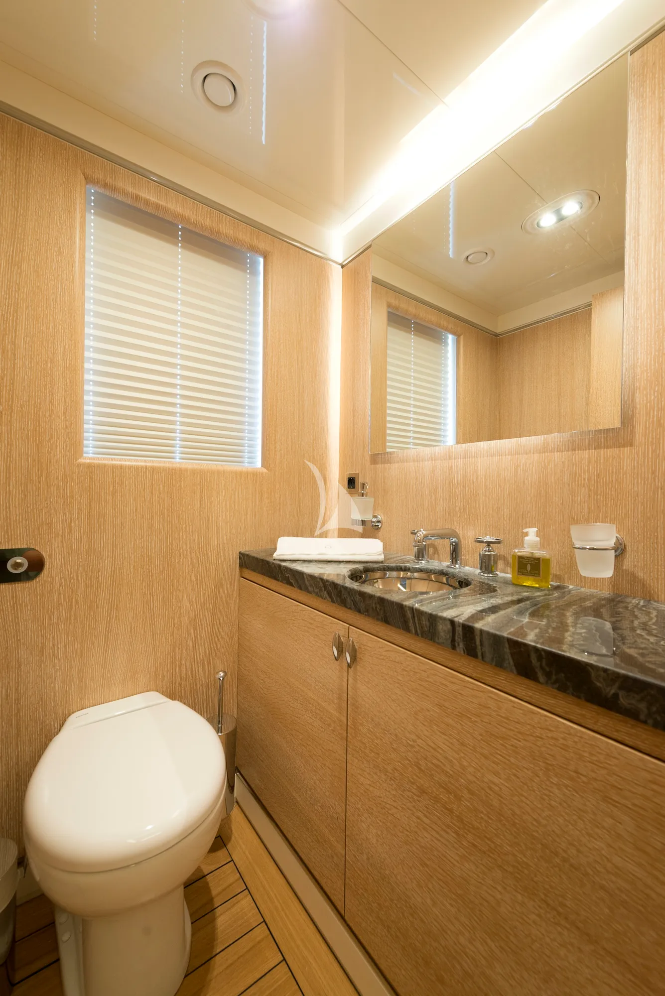 AQUARIUS Mengi Yay Yacht 45m - sky deck day head