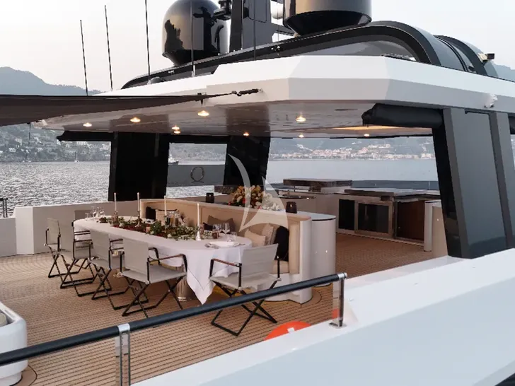 AQUARIUS Mengi Yay Yacht 45m - sundeck alfresco dining area AQUARIUS Mengi Yay Yacht 45m - sundeck alfresco dining area