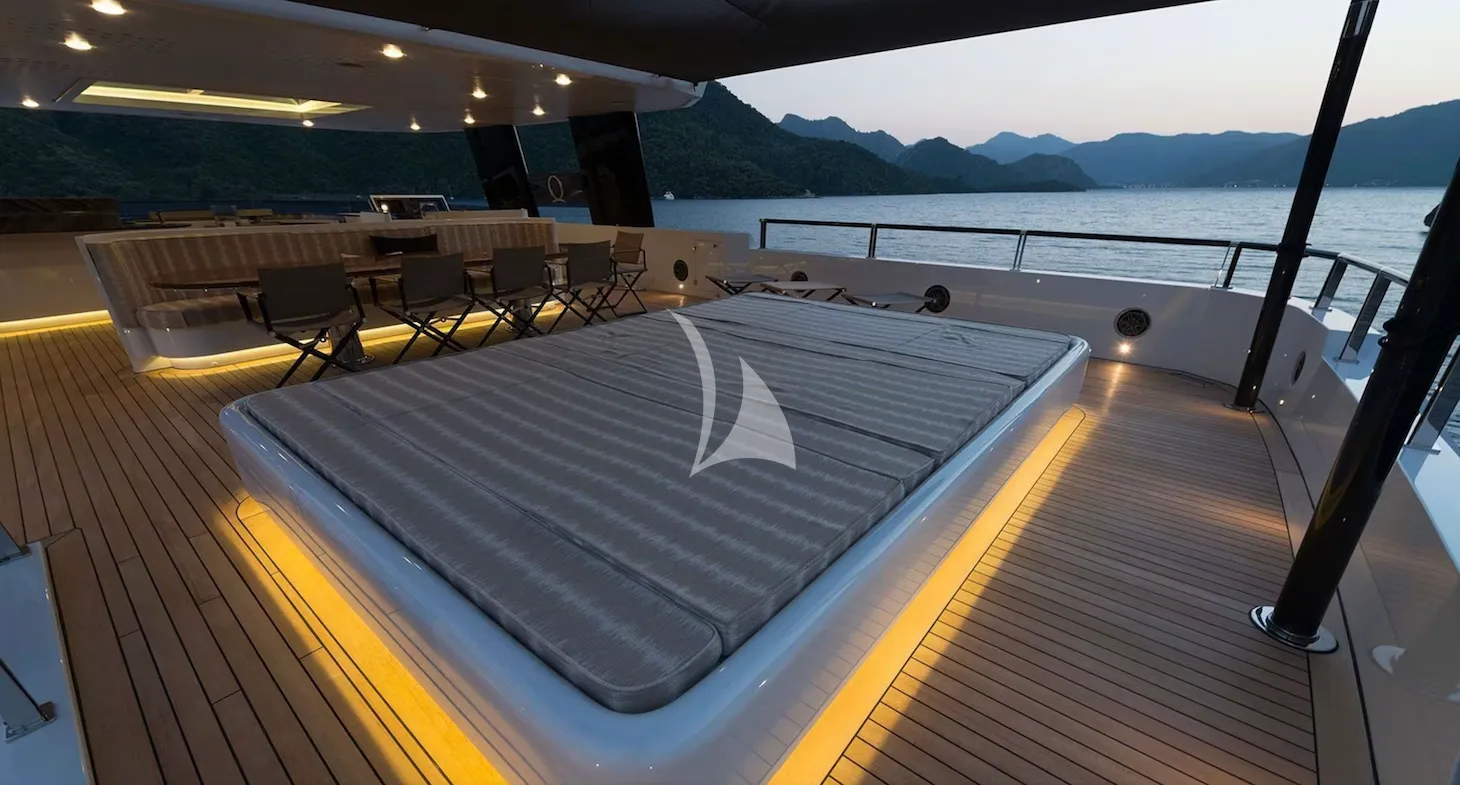AQUARIUS Mengi Yay Yacht 45m - sundeck sun beds