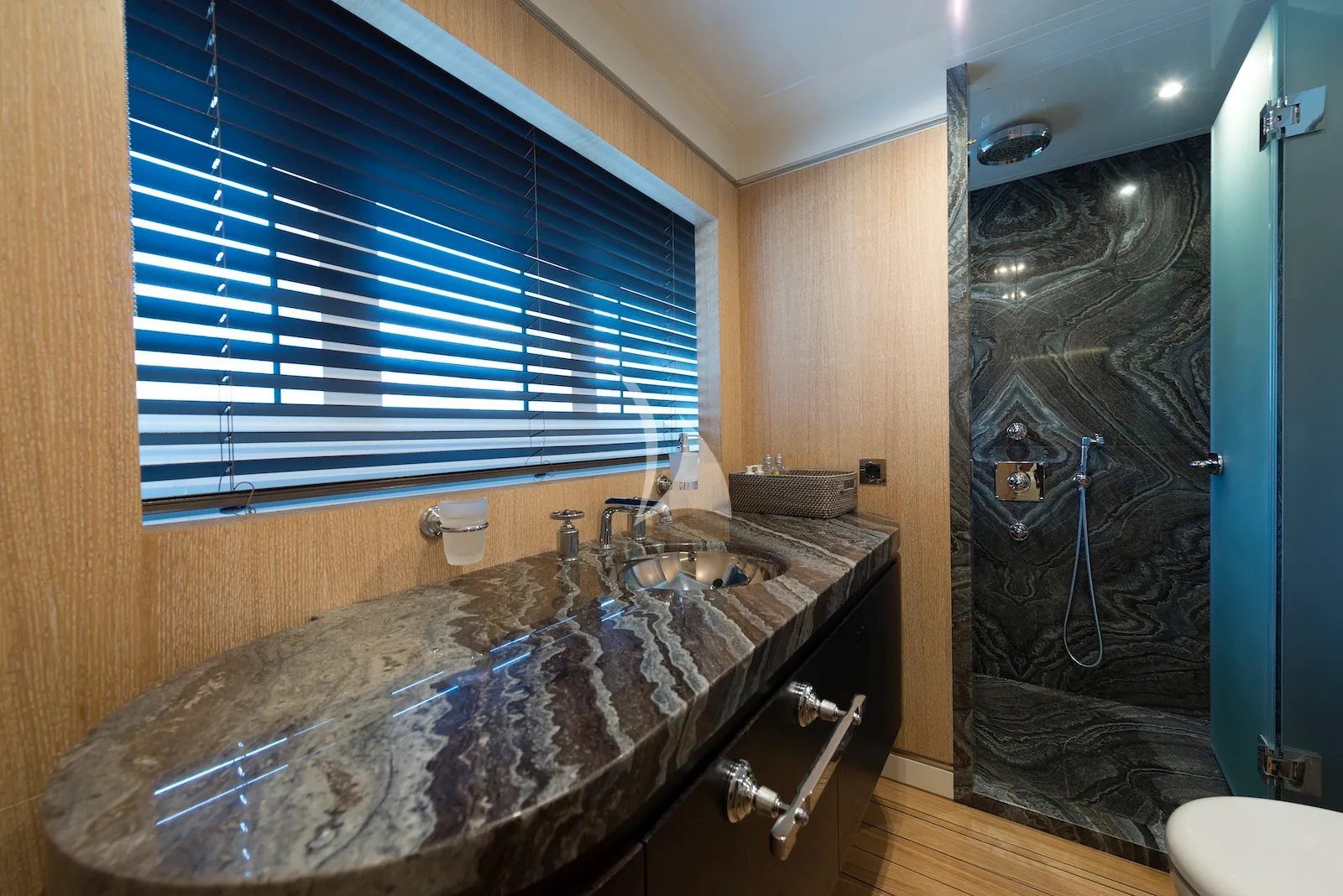 AQUARIUS Mengi Yay Yacht 45m - twin cabin bathroom