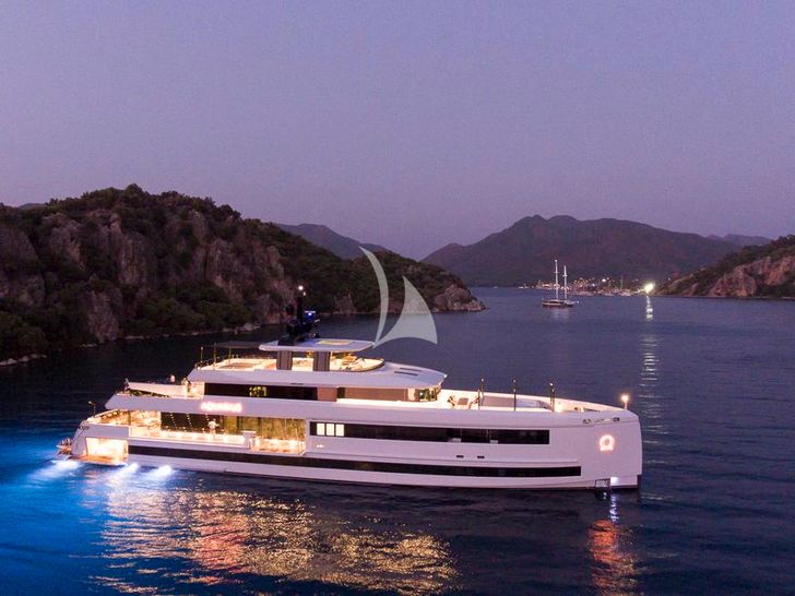 AQUARIUS Mengi Yay Yacht 45m - anchored at night AQUARIUS Mengi Yay Yacht 45m - anchored at night