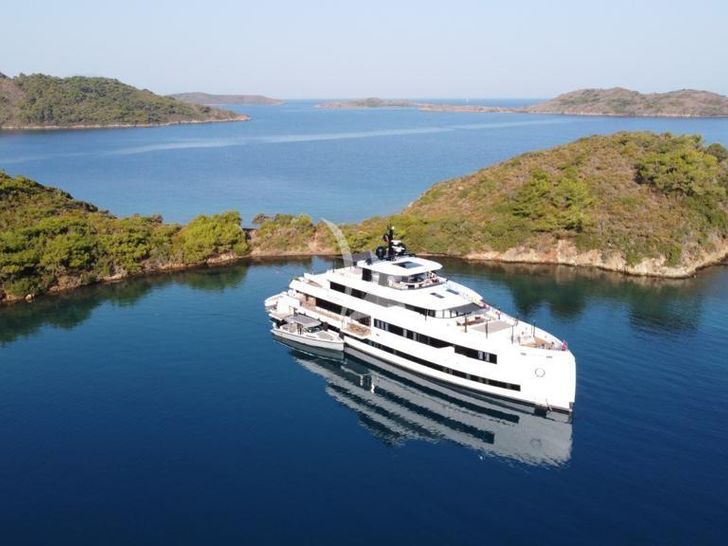AQUARIUS Mengi Yay Yacht 45m - anchored with the tender AQUARIUS Mengi Yay Yacht 45m - anchored with the tender