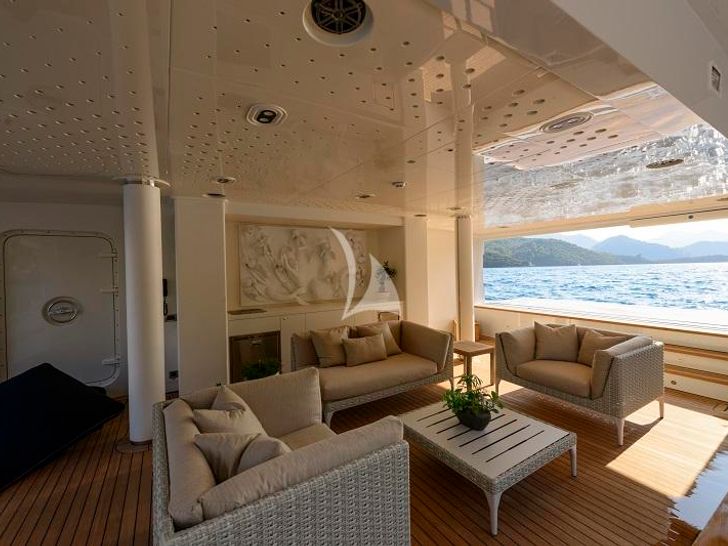 AQUARIUS Mengi Yay Yacht 45m - beach club AQUARIUS Mengi Yay Yacht 45m - beach club