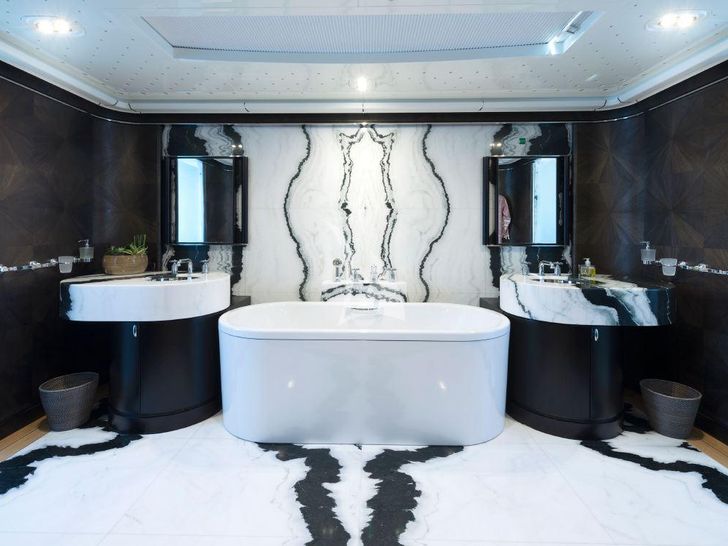 AQUARIUS Mengi Yay Yacht 45m - master cabin bathroom AQUARIUS Mengi Yay Yacht 45m - master cabin bathroom