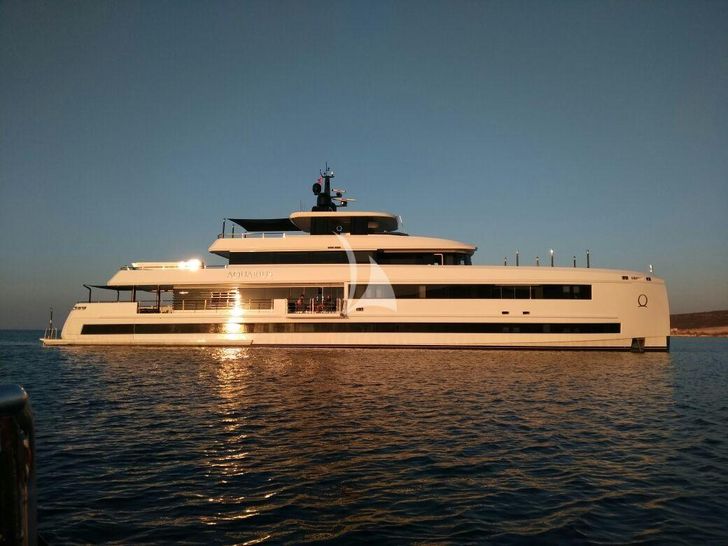 AQUARIUS Mengi Yay Yacht 45m - side profile under the sunset AQUARIUS Mengi Yay Yacht 45m - side profile under the sunset