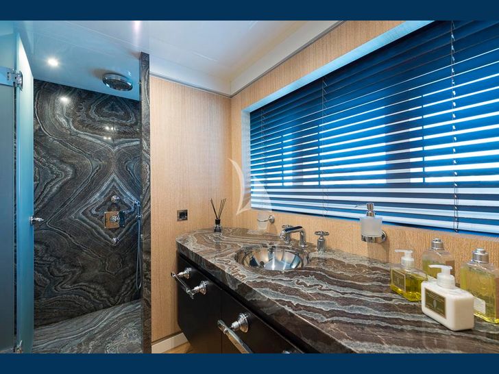 AQUARIUS Mengi Yay Yacht 45m twin cabin bathroom