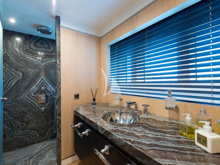 AQUARIUS Mengi Yay Yacht 45m - twin cabin bathroom AQUARIUS Mengi Yay Yacht 45m - twin cabin bathroom