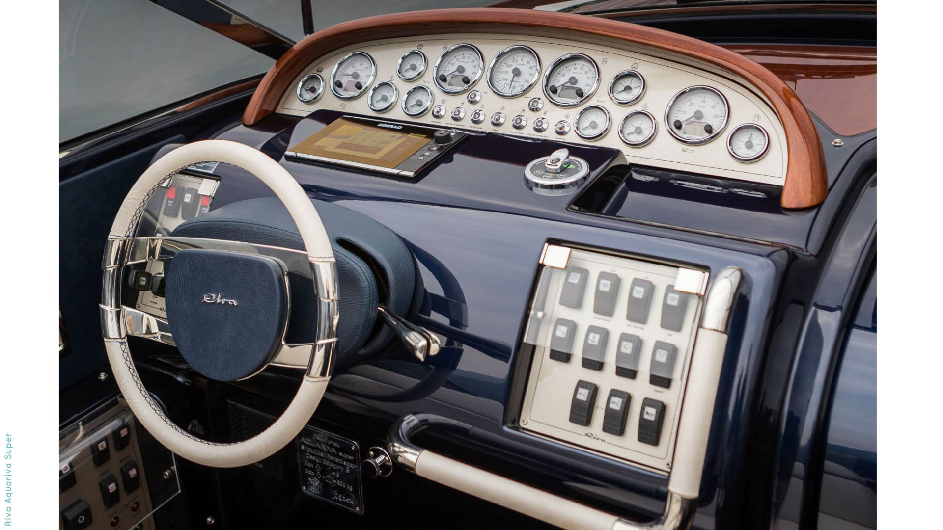 Charter Yacht RIVA 33 AQUARIVA - St Tropez Day Charter Yacht - Cannes - Monaco - French Riviera