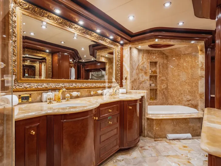 AQUASITION Trinity 142 - master cabin bathroom AQUASITION Trinity 142 - master cabin bathroom