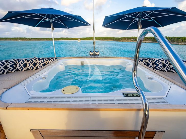 AQUASITION Trinity 142 - sundeck jacuzzi AQUASITION Trinity 142 - sundeck jacuzzi