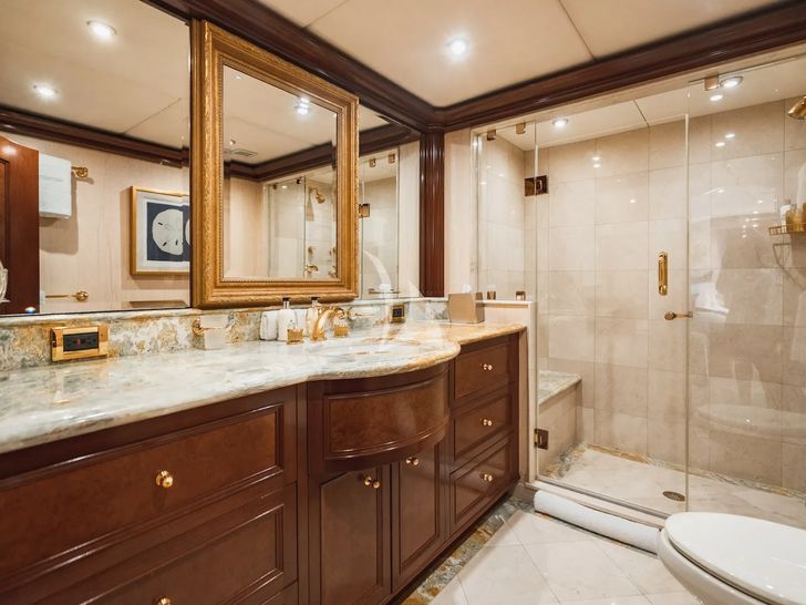 AQUASITION Trinity 142 - twin cabin bathroom AQUASITION Trinity 142 - twin cabin bathroom