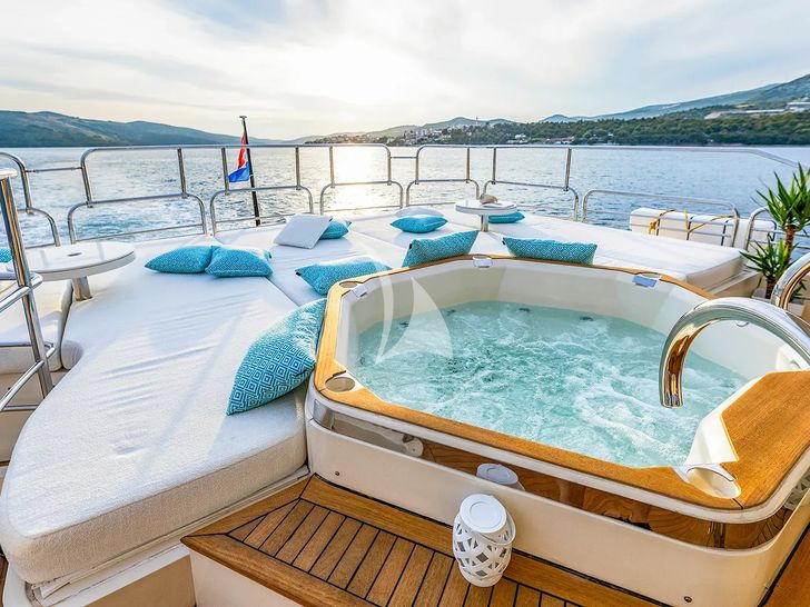 ARAGO Sunseeker 34m Jacuzzi ARAGO Sunseeker 34m Jacuzzi