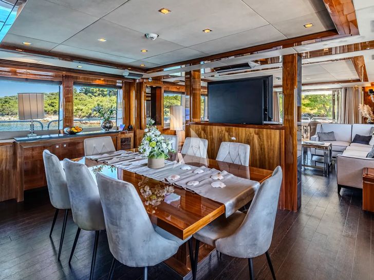 ARAGO Sunseeker 34m - main dining area with 8 seats and an LED TV ARAGO Sunseeker 34m - main dining area with 8 seats and an LED TV