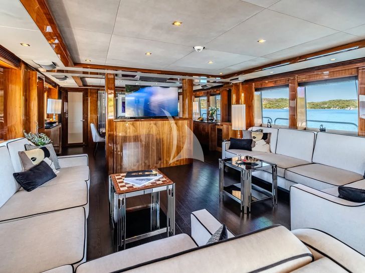 ARAGO Sunseeker 34m - saloon lounge with a huge LED TV ARAGO Sunseeker 34m - saloon lounge with a huge LED TV