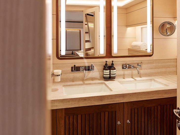ARCHELON Oyster 1225 - master cabin bathroom ARCHELON Oyster 1225 - master cabin bathroom