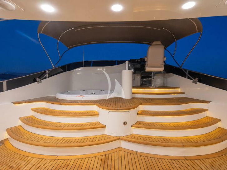 ARCHSEA HG Yachting 31m - jacuzzi and helm ARCHSEA HG Yachting 31m - jacuzzi and helm