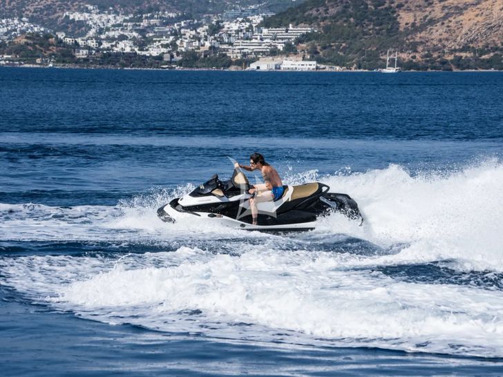 ARCHSEA HG Yachting 31m - jet skiing ARCHSEA HG Yachting 31m - jet skiing