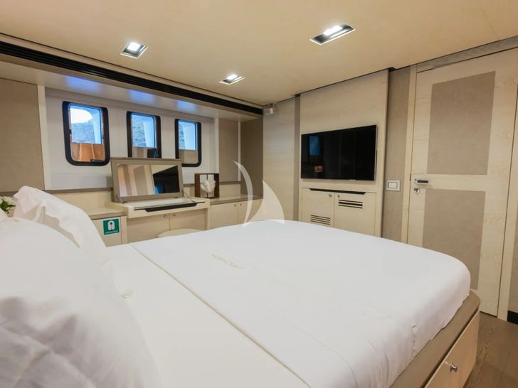ARCHSEA HG Yachting 31m - master cabin bed and TV ARCHSEA HG Yachting 31m - master cabin bed and TV