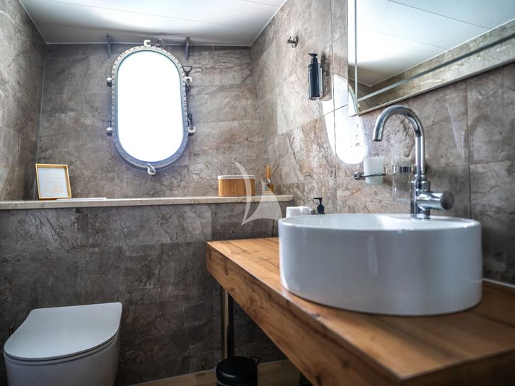 ARETHA Custom Yacht 45m - master cabin toilet and lavatory ARETHA Custom Yacht 45m - master cabin toilet and lavatory
